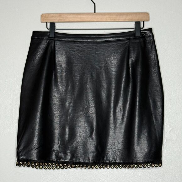 MinkPink Womens‎ Faux Leather Mini Skirt Medium Black Gold Grommet Punk Gothcore - Picture 1 of 9